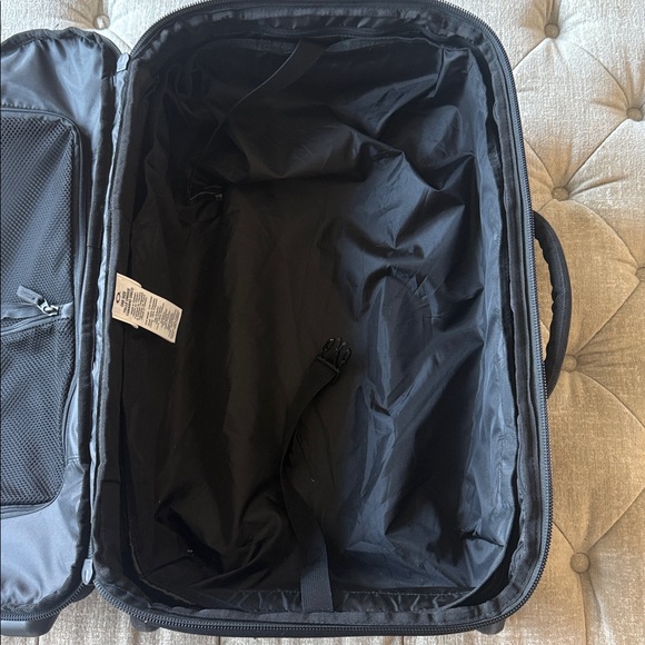 Oakley Rolling carry on luggage Black Excellent condition - Picture 4 of 9